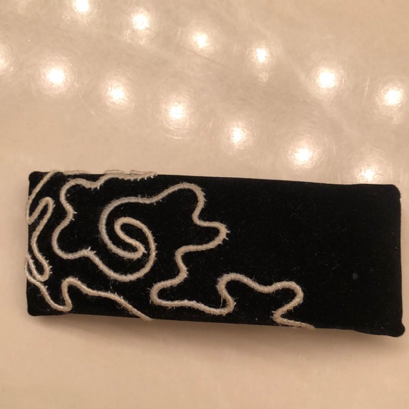 Unknown Accessories - Vintage Black & White velvet hair barrette